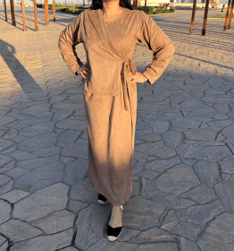 اكتشفي روبًا أنيقًا يجمع بين الراحة، الحداثة، والرقي